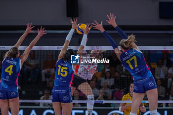 2024-10-05 - Alexandra Lazic (Cuneo Granda Volley) attack vs Ana Carolina da Silva (Savino Del Bene Scandicci) block - SAVINO DEL BENE SCANDICCI VS HONDA OLIVERO S.BERNARDO CUNEO  - SERIE A1 WOMEN - VOLLEYBALL