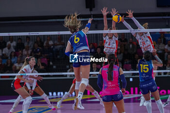 2024-10-05 - Lindsey Ruddins (Savino Del Bene Scandicci) attack - SAVINO DEL BENE SCANDICCI VS HONDA OLIVERO S.BERNARDO CUNEO  - SERIE A1 WOMEN - VOLLEYBALL