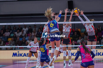 2024-10-05 - Lindsey Ruddins (Savino Del Bene Scandicci) attack - SAVINO DEL BENE SCANDICCI VS HONDA OLIVERO S.BERNARDO CUNEO  - SERIE A1 WOMEN - VOLLEYBALL