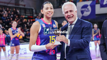 2024-10-05 - Ana Carolina da Silva (Savino Del Bene Scandicci) awarded by Eugenio Giani - SAVINO DEL BENE SCANDICCI VS HONDA OLIVERO S.BERNARDO CUNEO  - SERIE A1 WOMEN - VOLLEYBALL