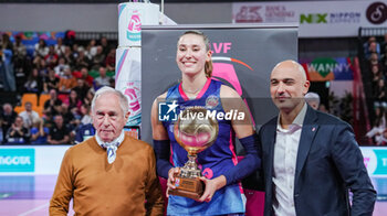 2024-10-05 - Ekaterina Antropova (Savino Del Bene Scandicci) awarded by Paolo Nocentini and Enzo Barbaro - SAVINO DEL BENE SCANDICCI VS HONDA OLIVERO S.BERNARDO CUNEO  - SERIE A1 WOMEN - VOLLEYBALL