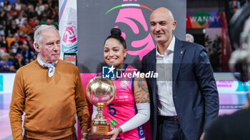 2024-10-05 - Brenda Castillo (Savino Del Bene Scandicci) awarded by Paolo Nocentini and Enzo Barbaro - SAVINO DEL BENE SCANDICCI VS HONDA OLIVERO S.BERNARDO CUNEO  - SERIE A1 WOMEN - VOLLEYBALL