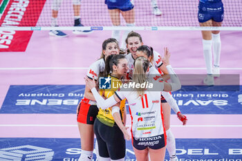 2024-10-05 - Cuneo Granda Volley players celebrate a point - SAVINO DEL BENE SCANDICCI VS HONDA OLIVERO S.BERNARDO CUNEO  - SERIE A1 WOMEN - VOLLEYBALL