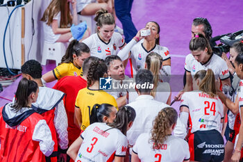 2024-10-05 - Head Coach Lorenzo Pintus (Cuneo Granda Volley) and Cuneo players during time out - SAVINO DEL BENE SCANDICCI VS HONDA OLIVERO S.BERNARDO CUNEO  - SERIE A1 WOMEN - VOLLEYBALL