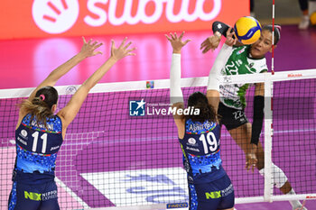 2024-10-06 - Simone Lee (Megabox Ond. Savio Vallefoglia) spike against Mancini and Adhuoljok John Majak Malual (Il Bisonte Firenze) - IL BISONTE FIRENZE VS MEGABOX OND. SAVIO VALLEFOGLIA - SERIE A1 WOMEN - VOLLEYBALL