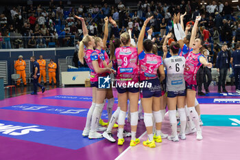 2024-10-20 - Players of Igor Novara celebrate the victory during Volley Italian Championship Serie A Women 2024/25 match between Numia VeroVolley Milano and Igor Novara at Allianz Cloud, Milano, Italy on October 20, 2024 - VERO VOLLEY MILANO VS IGOR GORGONZOLA NOVARA - SERIE A1 WOMEN - VOLLEYBALL