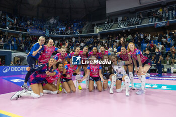 2024-10-20 - Players of Igor Novara celebrate the victory during Volley Italian Championship Serie A Women 2024/25 match between Numia VeroVolley Milano and Igor Novara at Allianz Cloud, Milano, Italy on October 20, 2024 - VERO VOLLEY MILANO VS IGOR GORGONZOLA NOVARA - SERIE A1 WOMEN - VOLLEYBALL