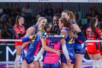 2024-10-20 - Savino Del Bene Scandicci players celebrate a point - SAVINO DEL BENE SCANDICCI VS BLACK ANGELS PERUGIA VOLLEY - SERIE A1 WOMEN - VOLLEYBALL