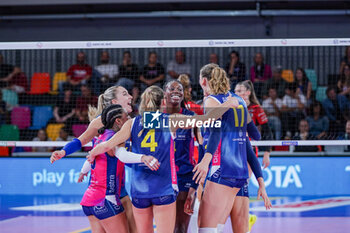 2024-10-20 - Savino Del Bene Scandicci players celebrate a point - SAVINO DEL BENE SCANDICCI VS BLACK ANGELS PERUGIA VOLLEY - SERIE A1 WOMEN - VOLLEYBALL