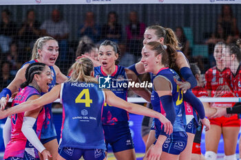 2024-10-20 - Ana Carolina da Silva (Savino Del Bene Scandicci) and teammates happiness - SAVINO DEL BENE SCANDICCI VS BLACK ANGELS PERUGIA VOLLEY - SERIE A1 WOMEN - VOLLEYBALL