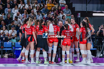 2024-10-20 - Head Coach Andrea Giovi (Black Angels Perugia Volley) And Cuneo Players During Time Out - SAVINO DEL BENE SCANDICCI VS BLACK ANGELS PERUGIA VOLLEY - SERIE A1 WOMEN - VOLLEYBALL