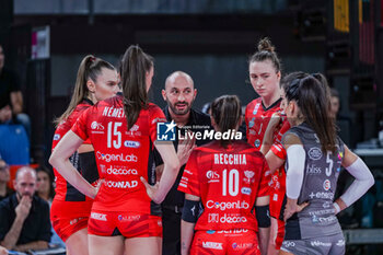 2024-10-20 - Head Coach Andrea Giovi (Black Angels Perugia Volley) And Cuneo Players During Time Out - SAVINO DEL BENE SCANDICCI VS BLACK ANGELS PERUGIA VOLLEY - SERIE A1 WOMEN - VOLLEYBALL