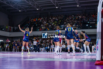 2024-10-20 - Savino Del Bene Scandicci players celebrate a point - SAVINO DEL BENE SCANDICCI VS BLACK ANGELS PERUGIA VOLLEY - SERIE A1 WOMEN - VOLLEYBALL