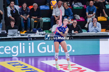 2024-10-20 - Britt Herbots (Savino Del Bene Scandicci) at service - SAVINO DEL BENE SCANDICCI VS BLACK ANGELS PERUGIA VOLLEY - SERIE A1 WOMEN - VOLLEYBALL