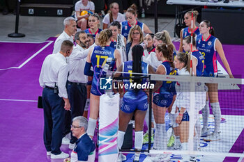 2024-10-20 - Head Coach Marco Gaspari (Savino Del Bene Scandicci) and Scandicci players during time out - SAVINO DEL BENE SCANDICCI VS BLACK ANGELS PERUGIA VOLLEY - SERIE A1 WOMEN - VOLLEYBALL