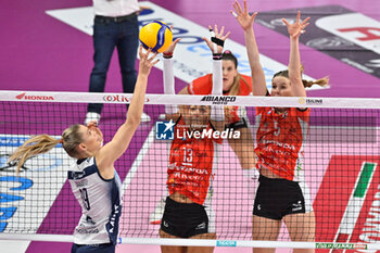 2024-10-27 - Nika
Daalderop (Vero Volley Milano) - Signorile Noemi (Cuneo)

 - Tessa
Polder (Cuneo) - HONDA OLIVERO S.BERNARDO CUNEO  VS VERO VOLLEY MILANO - SERIE A1 WOMEN - VOLLEYBALL