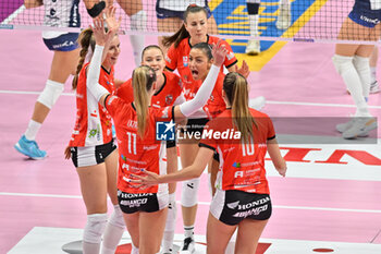 2024-10-27 - Team Cuneo celebrates after scoring a point - HONDA OLIVERO S.BERNARDO CUNEO  VS VERO VOLLEY MILANO - SERIE A1 WOMEN - VOLLEYBALL