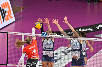 2024-10-27 - Anastasiia
Kapralova (Cuneo) - Orro Alessia (Vero Volley Milano) - Hena
Kurtagic (Vero Volley Milano) - HONDA OLIVERO S.BERNARDO CUNEO  VS VERO VOLLEY MILANO - SERIE A1 WOMEN - VOLLEYBALL