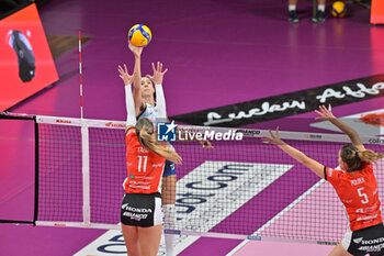 2024-10-27 - Alexandra
Lazic (Cuneo) - Radostina
Marinova (Vero Volley Milano) - Tessa
Polder (Cuneo) - HONDA OLIVERO S.BERNARDO CUNEO  VS VERO VOLLEY MILANO - SERIE A1 WOMEN - VOLLEYBALL