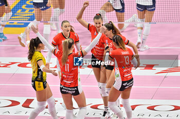 2024-10-27 - Team Cuneo celebrates after scoring a point - HONDA OLIVERO S.BERNARDO CUNEO  VS VERO VOLLEY MILANO - SERIE A1 WOMEN - VOLLEYBALL