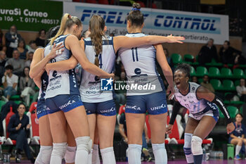 2024-10-27 - Team Vero Volley Milano celebrates after scoring a point - HONDA OLIVERO S.BERNARDO CUNEO  VS VERO VOLLEY MILANO - SERIE A1 WOMEN - VOLLEYBALL