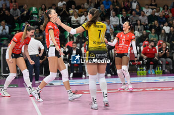 2024-10-27 - team Cuneo celebrates after scoring a point - HONDA OLIVERO S.BERNARDO CUNEO  VS VERO VOLLEY MILANO - SERIE A1 WOMEN - VOLLEYBALL