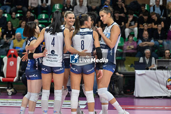 2024-10-27 - Team Vero Volley Milano celebrates after scoring a point - HONDA OLIVERO S.BERNARDO CUNEO  VS VERO VOLLEY MILANO - SERIE A1 WOMEN - VOLLEYBALL