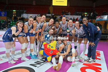 2024-10-27 - Team Vero Volley Milano celebrates after scoring a match - HONDA OLIVERO S.BERNARDO CUNEO  VS VERO VOLLEY MILANO - SERIE A1 WOMEN - VOLLEYBALL