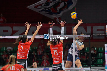 2024-10-27 - Valentina
Colombo (Cuneo) - Signorile Noemi (Cuneo)

 - Nika
Daalderop (Vero Volley Milano) - HONDA OLIVERO S.BERNARDO CUNEO  VS VERO VOLLEY MILANO - SERIE A1 WOMEN - VOLLEYBALL