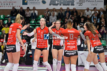 2024-10-27 - Team Cuneo celebrates after scoring a point - HONDA OLIVERO S.BERNARDO CUNEO  VS VERO VOLLEY MILANO - SERIE A1 WOMEN - VOLLEYBALL