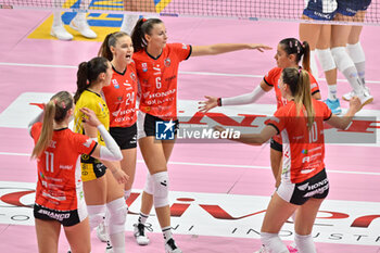 2024-10-27 - team Cuneo celebrates after scoring a point - HONDA OLIVERO S.BERNARDO CUNEO  VS VERO VOLLEY MILANO - SERIE A1 WOMEN - VOLLEYBALL