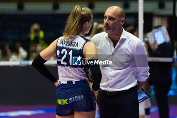 2024-10-30 - Simone Bendandi Head Coach Il Bisonte Firenze with Anna Davyskiba (Il Bisonte Firenze) during Volley Italian Championship Serie A Women 2024/25 match between Numia VeroVolley Milano and Il Bisonte Firenze at Opiquad Arena Monza, Italy on October 30, 2024 - VERO VOLLEY MILANO VS IL BISONTE FIRENZE - SERIE A1 WOMEN - VOLLEYBALL