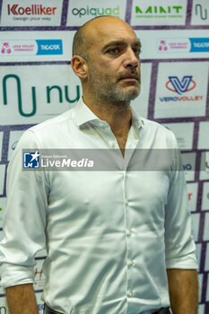 2024-10-30 - Simone Bendandi Head Coach Il Bisonte Firenze during Volley Italian Championship Serie A Women 2024/25 match between Numia VeroVolley Milano and Il Bisonte Firenze at Opiquad Arena Monza, Italy on October 30, 2024 - VERO VOLLEY MILANO VS IL BISONTE FIRENZE - SERIE A1 WOMEN - VOLLEYBALL