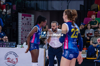 30/10/2024 - Marco Gaspari (head coach of Savino Del Bene Scandicci) and Linda Nwakalor (Savino Del Bene Scandicci) - SAVINO DEL BENE SCANDICCI VS CDA VOLLEY TALMASSONS FVG - SERIE A1 FEMMINILE - VOLLEY