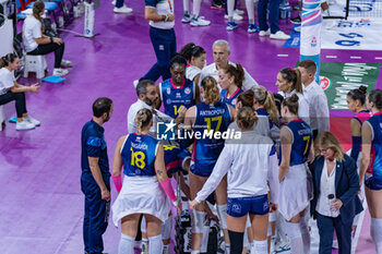 30/10/2024 - Head Coach Marco Gaspari (Savino Del Bene Scandicci) and Scandicci players during time out - SAVINO DEL BENE SCANDICCI VS CDA VOLLEY TALMASSONS FVG - SERIE A1 FEMMINILE - VOLLEY