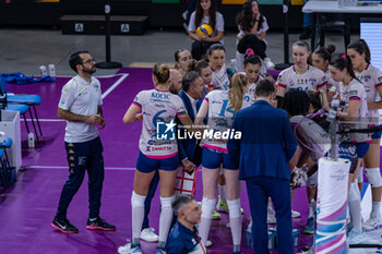 30/10/2024 - Head Coach Leonardo Barbieri (Cda Volley Talmassons Fvg) And Cuneo Players During Time Out - SAVINO DEL BENE SCANDICCI VS CDA VOLLEY TALMASSONS FVG - SERIE A1 FEMMINILE - VOLLEY