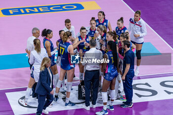 30/10/2024 - Head Coach Marco Gaspari (Savino Del Bene Scandicci) and Scandicci players during time out - SAVINO DEL BENE SCANDICCI VS CDA VOLLEY TALMASSONS FVG - SERIE A1 FEMMINILE - VOLLEY