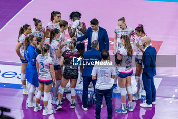 30/10/2024 - Head Coach Leonardo Barbieri (Cda Volley Talmassons Fvg) And Cuneo Players During Time Out - SAVINO DEL BENE SCANDICCI VS CDA VOLLEY TALMASSONS FVG - SERIE A1 FEMMINILE - VOLLEY