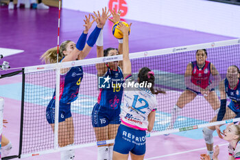 30/10/2024 - Monsterblock of Lindsey Ruddins (Savino Del Bene Scandicci) and Ana Carolina da Silva (Savino Del Bene Scandicci) - SAVINO DEL BENE SCANDICCI VS CDA VOLLEY TALMASSONS FVG - SERIE A1 FEMMINILE - VOLLEY