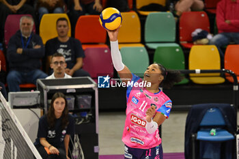 2024-11-03 - Taylor Mims (Igor Novara) spike - IL BISONTE FIRENZE VS IGOR GORGONZOLA NOVARA - SERIE A1 WOMEN - VOLLEYBALL