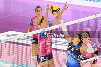 2024-11-03 - Beatrice Agrifoglio (Il Bisonte Firenze) against Federica Squarcini fight at the net - IL BISONTE FIRENZE VS IGOR GORGONZOLA NOVARA - SERIE A1 WOMEN - VOLLEYBALL