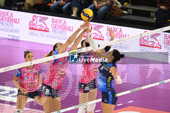 2024-11-03 - Beatrice Agrifoglio (Il Bisonte Firenze) against Federica Squarcini fight at the net - IL BISONTE FIRENZE VS IGOR GORGONZOLA NOVARA - SERIE A1 WOMEN - VOLLEYBALL