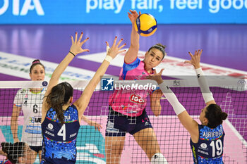 2024-11-03 - Maja Aleksic (Igor Novara) spike against Il Bisonte block - IL BISONTE FIRENZE VS IGOR GORGONZOLA NOVARA - SERIE A1 WOMEN - VOLLEYBALL