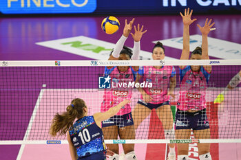 2024-11-03 - Stella Nervini (Il Bisonte Firenze) spike against Igor Novara block - IL BISONTE FIRENZE VS IGOR GORGONZOLA NOVARA - SERIE A1 WOMEN - VOLLEYBALL