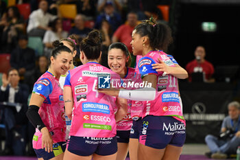 2024-11-03 - Igor Gorgonzola Novara celebration - IL BISONTE FIRENZE VS IGOR GORGONZOLA NOVARA - SERIE A1 WOMEN - VOLLEYBALL