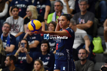 2024-11-10 - Avery Skinner Reale Mutua Fenera Chieri'76 during serie A1 Volley Women 2024/25 match between Reale Mutua Fenera Chieri 76 vs Prosecco Doc Imoco Conegliano at Pala Fenera Chieri on November 10, 2024 in Chieri, Italy - ph Giuliano Marchisciano - REALE MUTUA FENERA CHIERI '76 VS PROSECCO DOC IMOCO CONEGLIANO - SERIE A1 WOMEN - VOLLEYBALL