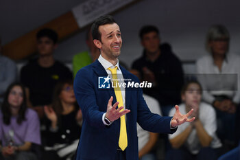 2024-11-10 - Daniele Santarelli head coach Imoco Conegliano during serie A1 Volley Women 2024/25 match between Reale Mutua Fenera Chieri 76 vs Prosecco Doc Imoco Conegliano at Pala Fenera Chieri on November 10, 2024 in Chieri, Italy - ph Giuliano Marchisciano - REALE MUTUA FENERA CHIERI '76 VS PROSECCO DOC IMOCO CONEGLIANO - SERIE A1 WOMEN - VOLLEYBALL