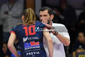 2024-11-10 - Sarah Van Aalen Reale Mutua Fenera Chieri'76 and Giulio Cesare Bregoli head coach Reale Mutua Fenera Chieri'76 during serie A1 Volley Women 2024/25 match between Reale Mutua Fenera Chieri 76 vs Prosecco Doc Imoco Conegliano at Pala Fenera Chieri on November 10, 2024 in Chieri, Italy - ph Giuliano Marchisciano - REALE MUTUA FENERA CHIERI '76 VS PROSECCO DOC IMOCO CONEGLIANO - SERIE A1 WOMEN - VOLLEYBALL