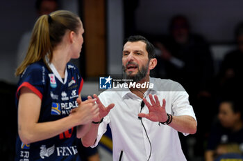 2024-11-10 - Sarah Van Aalen Reale Mutua Fenera Chieri'76 and Giulio Cesare Bregoli head coach Reale Mutua Fenera Chieri'76during serie A1 Volley Women 2024/25 match between Reale Mutua Fenera Chieri 76 vs Prosecco Doc Imoco Conegliano at Pala Fenera Chieri on November 10, 2024 in Chieri, Italy - ph Giuliano Marchisciano - REALE MUTUA FENERA CHIERI '76 VS PROSECCO DOC IMOCO CONEGLIANO - SERIE A1 WOMEN - VOLLEYBALL