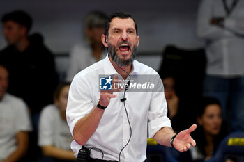 2024-11-10 - Giulio Cesare Bregoli head coach Reale Mutua Fenera Chieri'76 during serie A1 Volley Women 2024/25 match between Reale Mutua Fenera Chieri 76 vs Prosecco Doc Imoco Conegliano at Pala Fenera Chieri on November 10, 2024 in Chieri, Italy - ph Giuliano Marchisciano - REALE MUTUA FENERA CHIERI '76 VS PROSECCO DOC IMOCO CONEGLIANO - SERIE A1 WOMEN - VOLLEYBALL